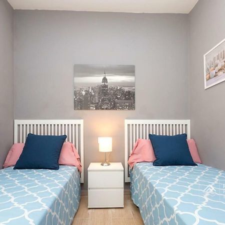 S12 - Beach Front Apartment --Free Wifi- ซาลอว์ ภายนอก รูปภาพ