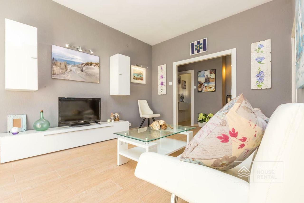 S12 - Beach Front Apartment --Free Wifi- ซาลอว์ ภายนอก รูปภาพ