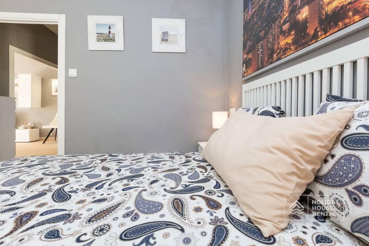 S12 - Beach Front Apartment --Free Wifi- ซาลอว์ ภายนอก รูปภาพ